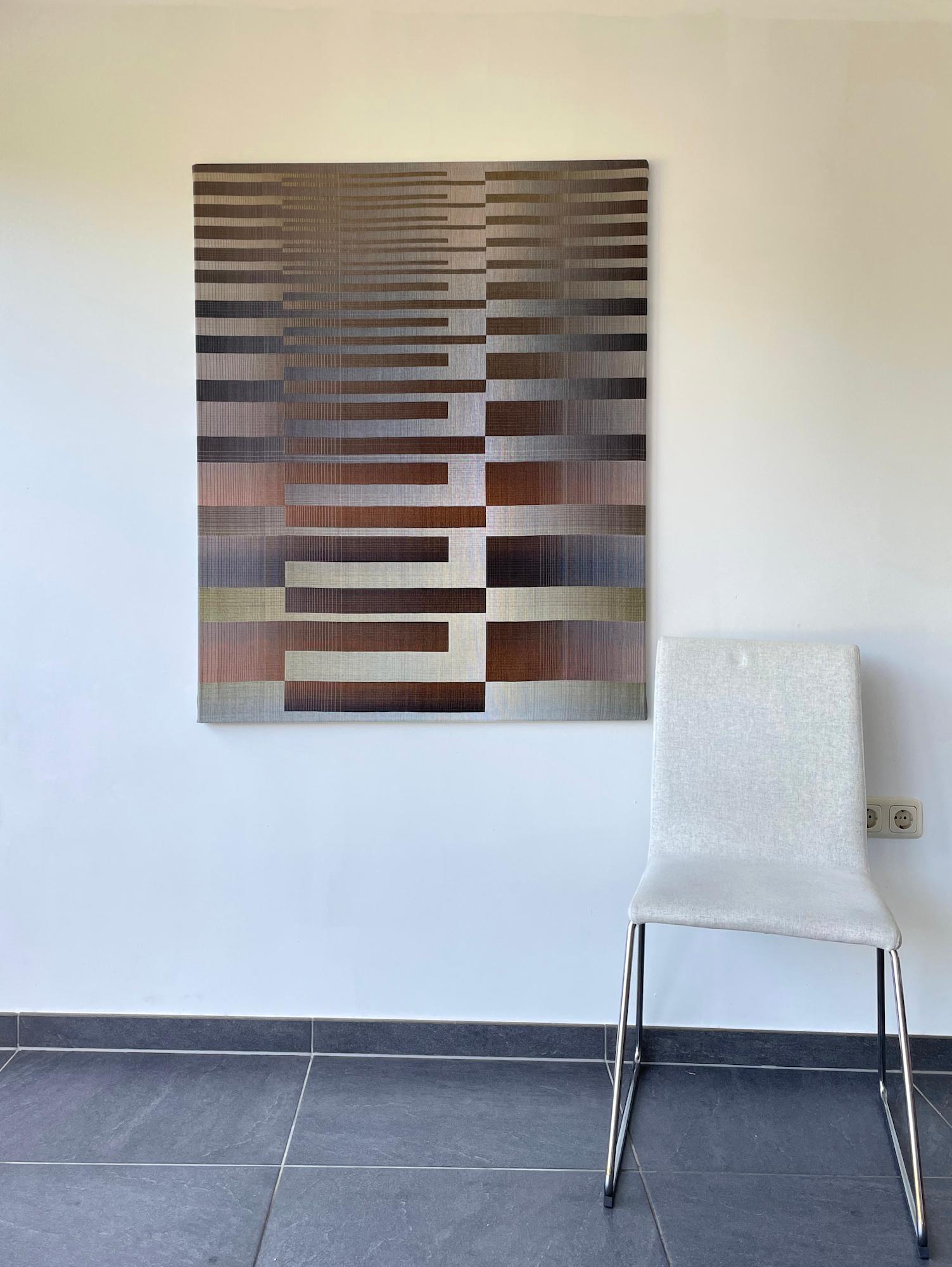2022 I - 2 von Christiane Maurer - Textilkunst, geometrisch, Brauntöne im Angebot 2