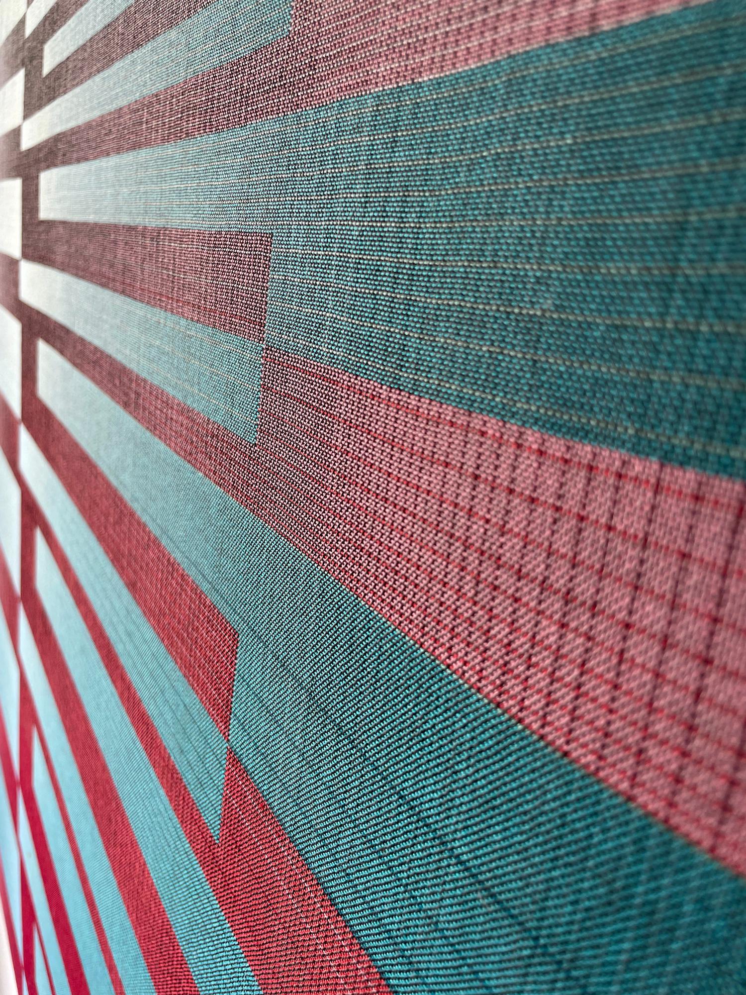 2022I-9 von Christiane Maurer – Textil, geometrisch, in blauen und burgunderroten Blau- und Burgundertönen gehalten im Angebot 7