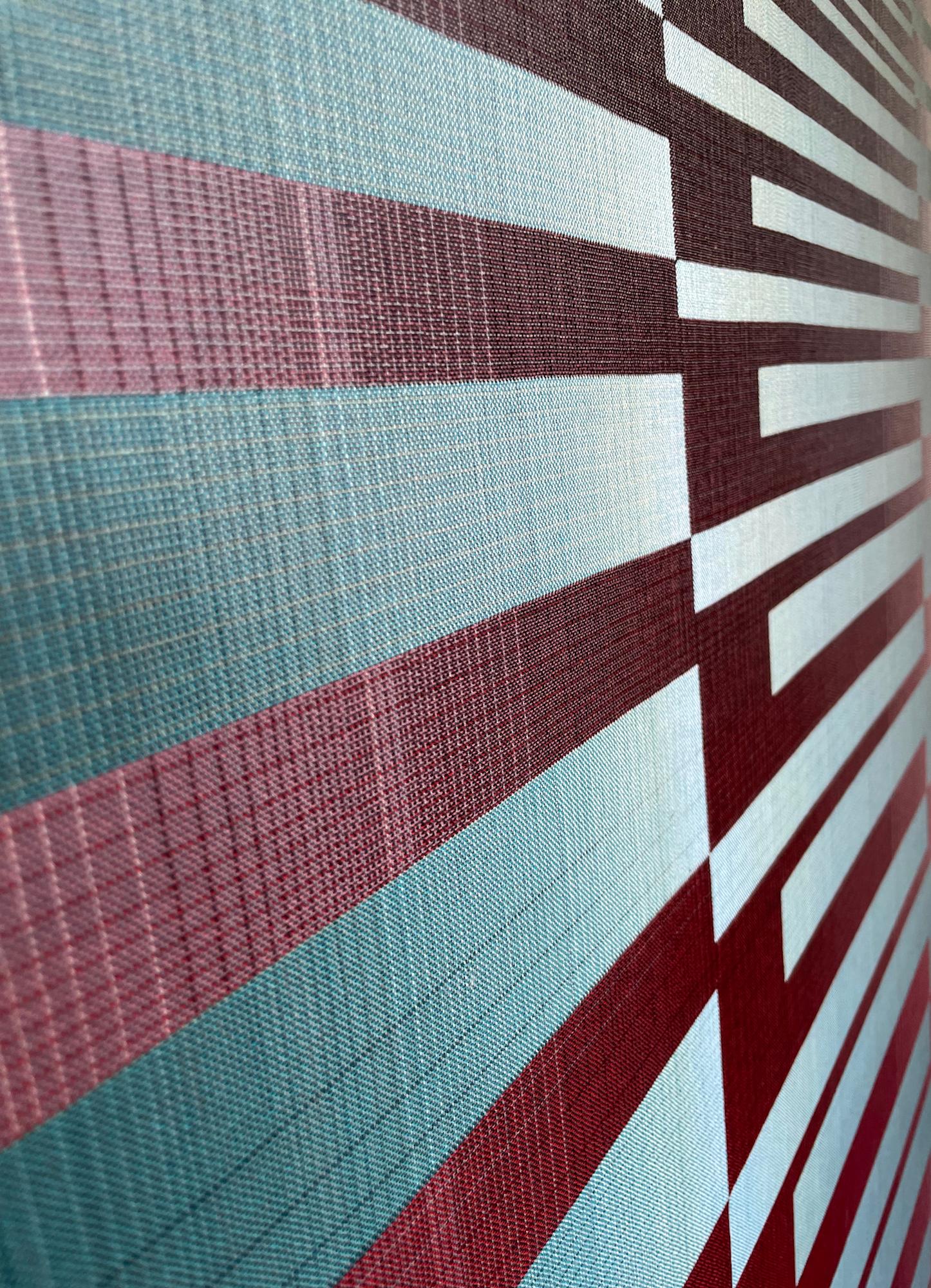2022I-9 von Christiane Maurer – Textil, geometrisch, in blauen und burgunderroten Blau- und Burgundertönen gehalten im Angebot 8