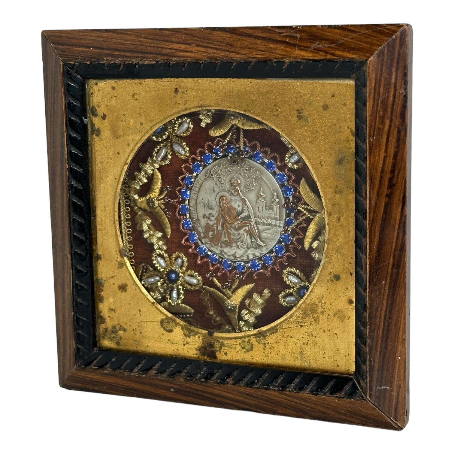 Here I have to offer a fine antique classic early 20th century framed wall decoration with a beautiful Monastery Work inside. A wonderful decorative item, in very nice as is condition.
This is a truly fine antique old piece. Great Item in your home.