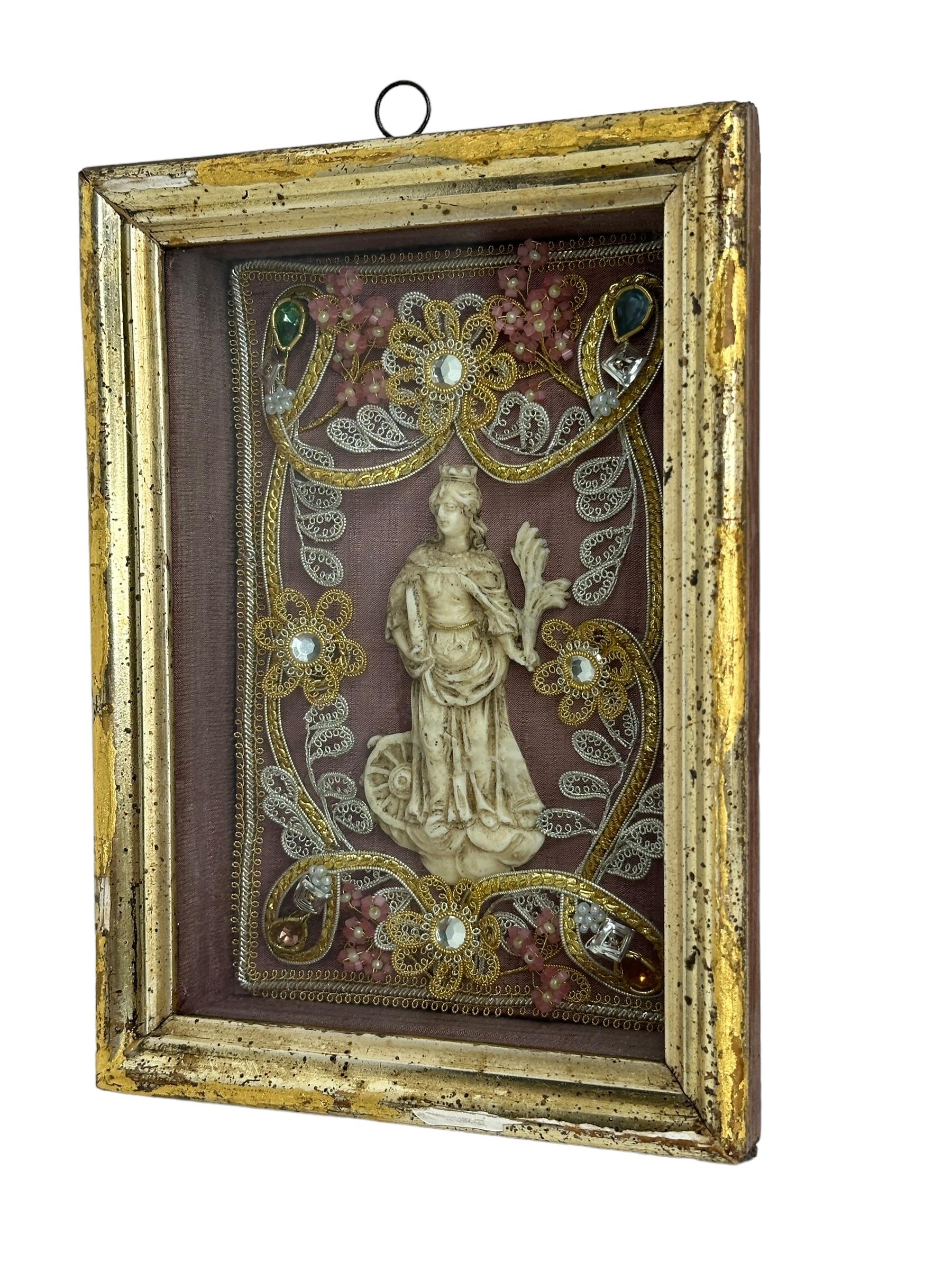 Here I have to offer a fine antique classic early 20th century framed wall decoration with a beautiful Monastery Work inside. A wonderful decorative item, in very nice as is condition.
This is a truly fine antique old piece. Great Item in your home.