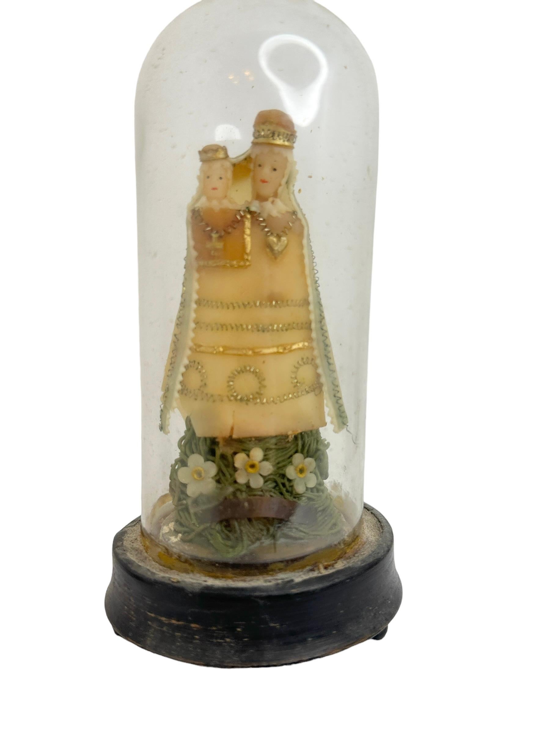 Here I have to offer a fine antique classic early 20th century Glass Display Case with a beautiful Monastery Work inside. A wonderful decorative item, in very nice as is condition.
This is a truly fine antique old piece. Great Item in your home. As