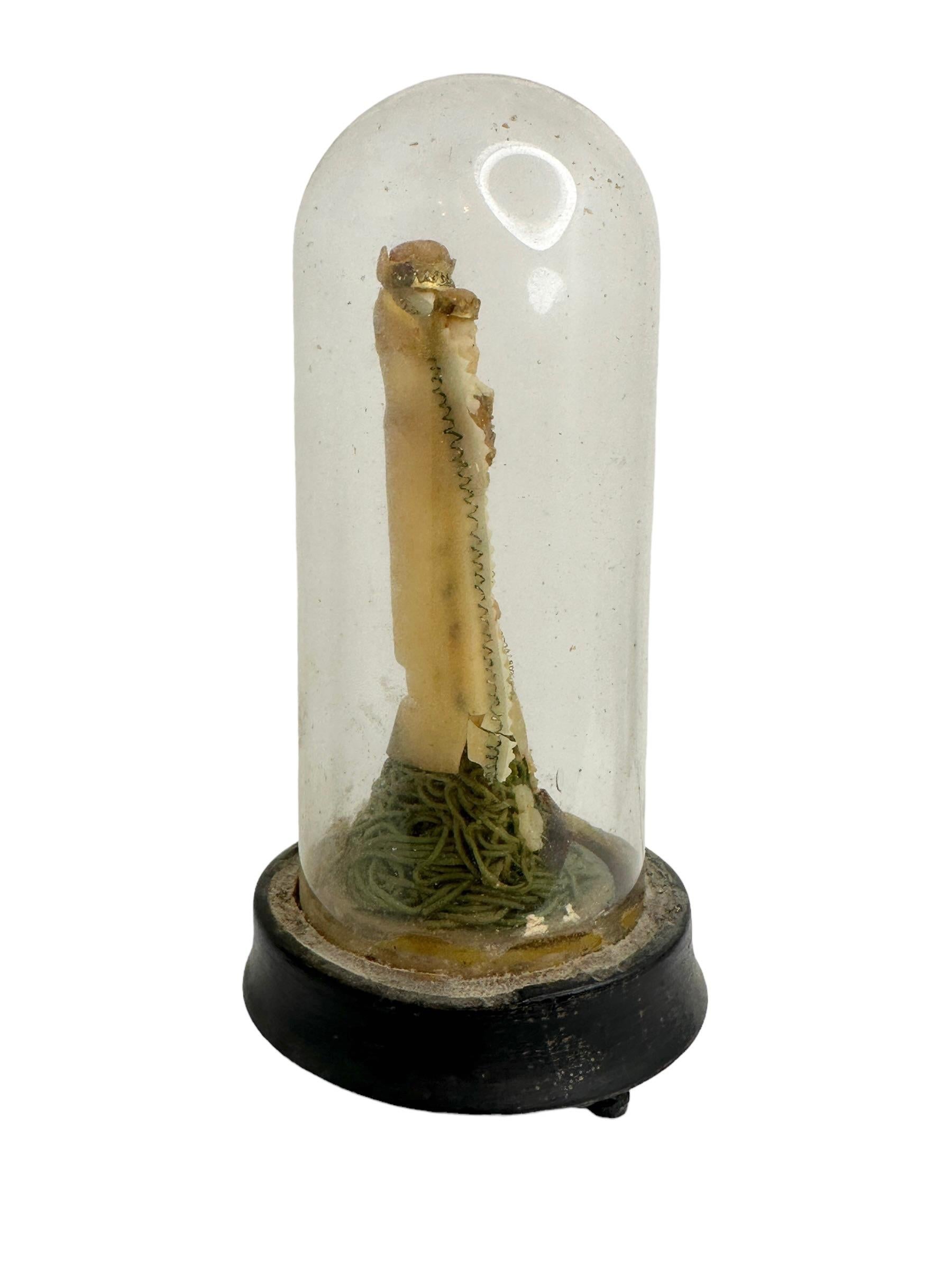 Allemand Vitrine en verre allemande d'antiquités représentant une mère et son enfant dans un travail de monastère chrétien en vente
