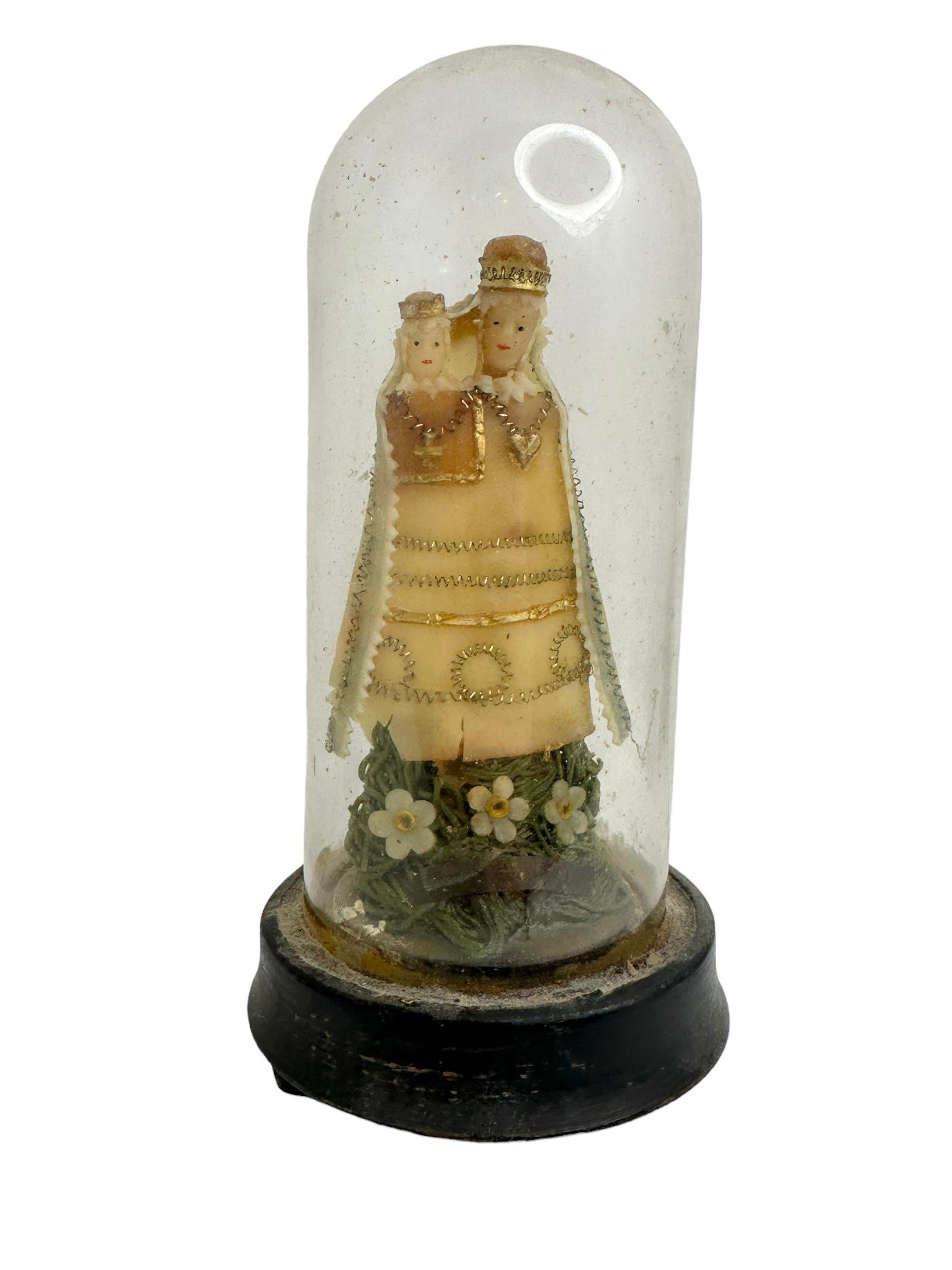Fait main Vitrine en verre allemande d'antiquités représentant une mère et son enfant dans un travail de monastère chrétien en vente