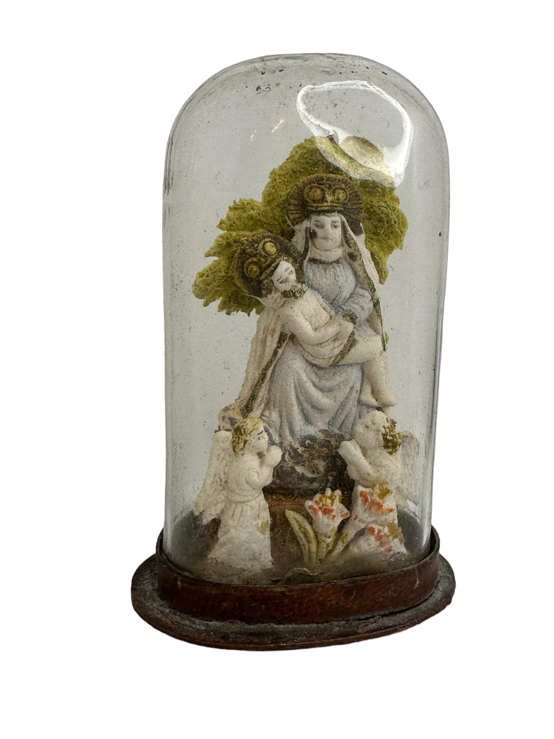 XIXe siècle Vitrine en verre allemande d'antiquités représentant une mère et son enfant dans un travail de monastère chrétien en vente