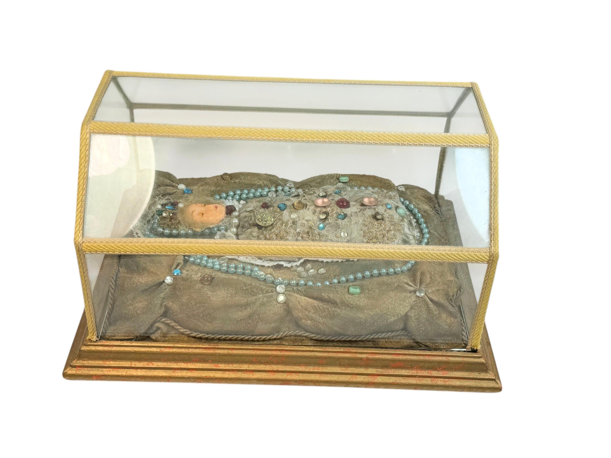 Here I have to offer a fine antique classic early 20th century Glass Display Case with a beautiful Monastery Work inside. A wonderful decorative item, in very nice as is condition.
This is a truly fine antique old piece. Great Item in your home. As