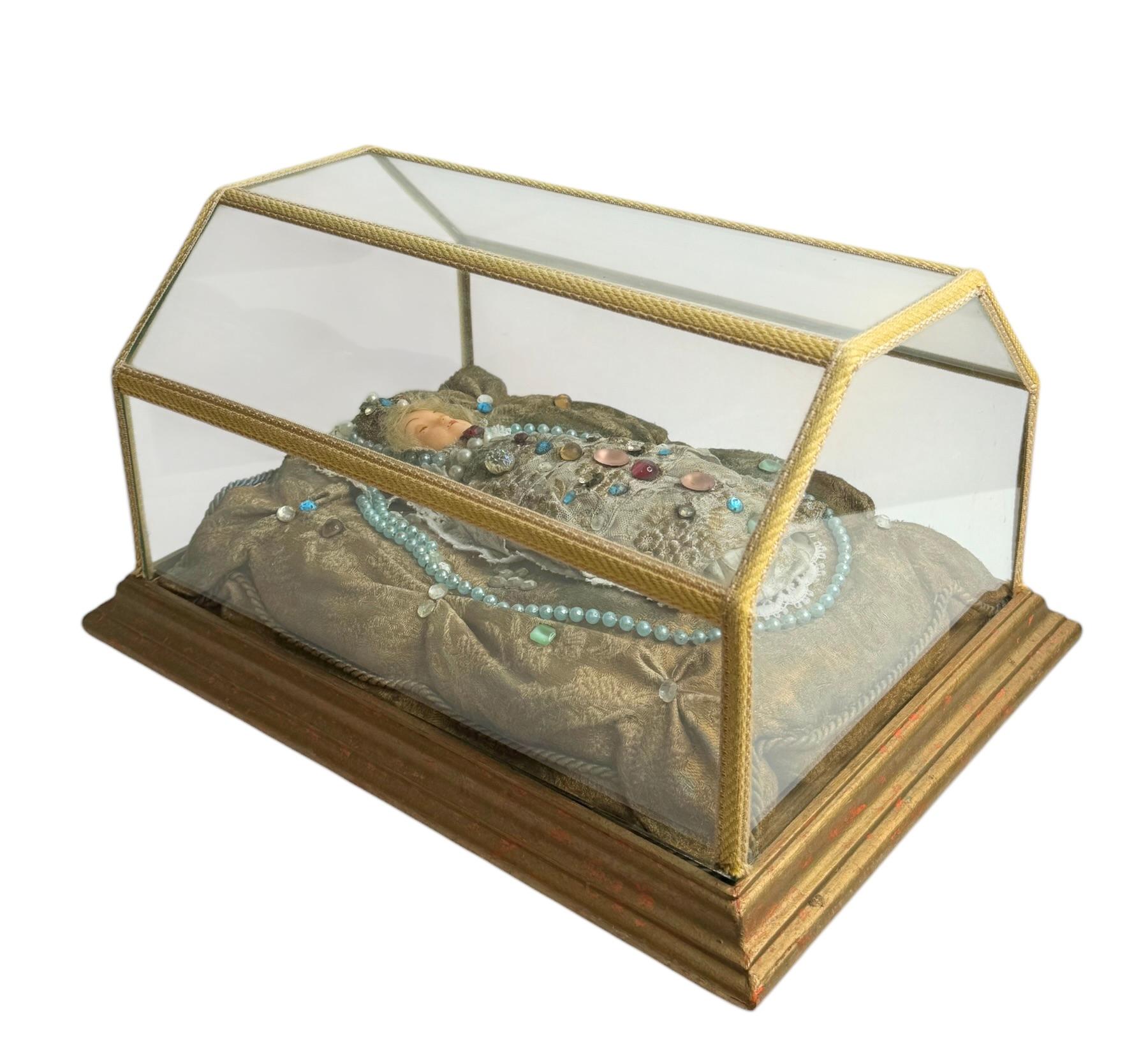 Christianity Monastery Work Wax Jesus Child in Glass Display Case Antique German In Good Condition For Sale In Nuernberg, DE