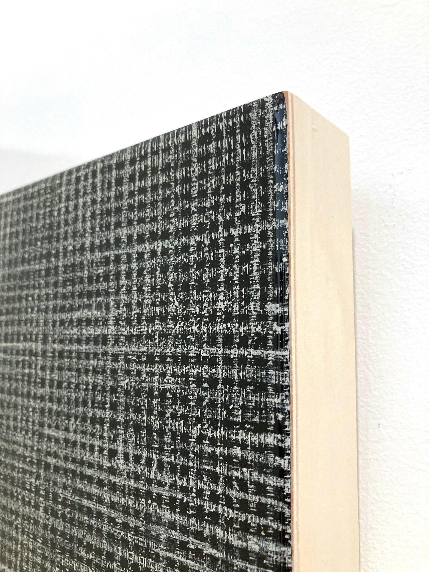 Questo pezzo di Owen rappresenta una composizione astratta con l'uso di tecniche miste e modelli audaci che producono un lavoro visivamente strutturato e ricco di strati e fa parte della serie 