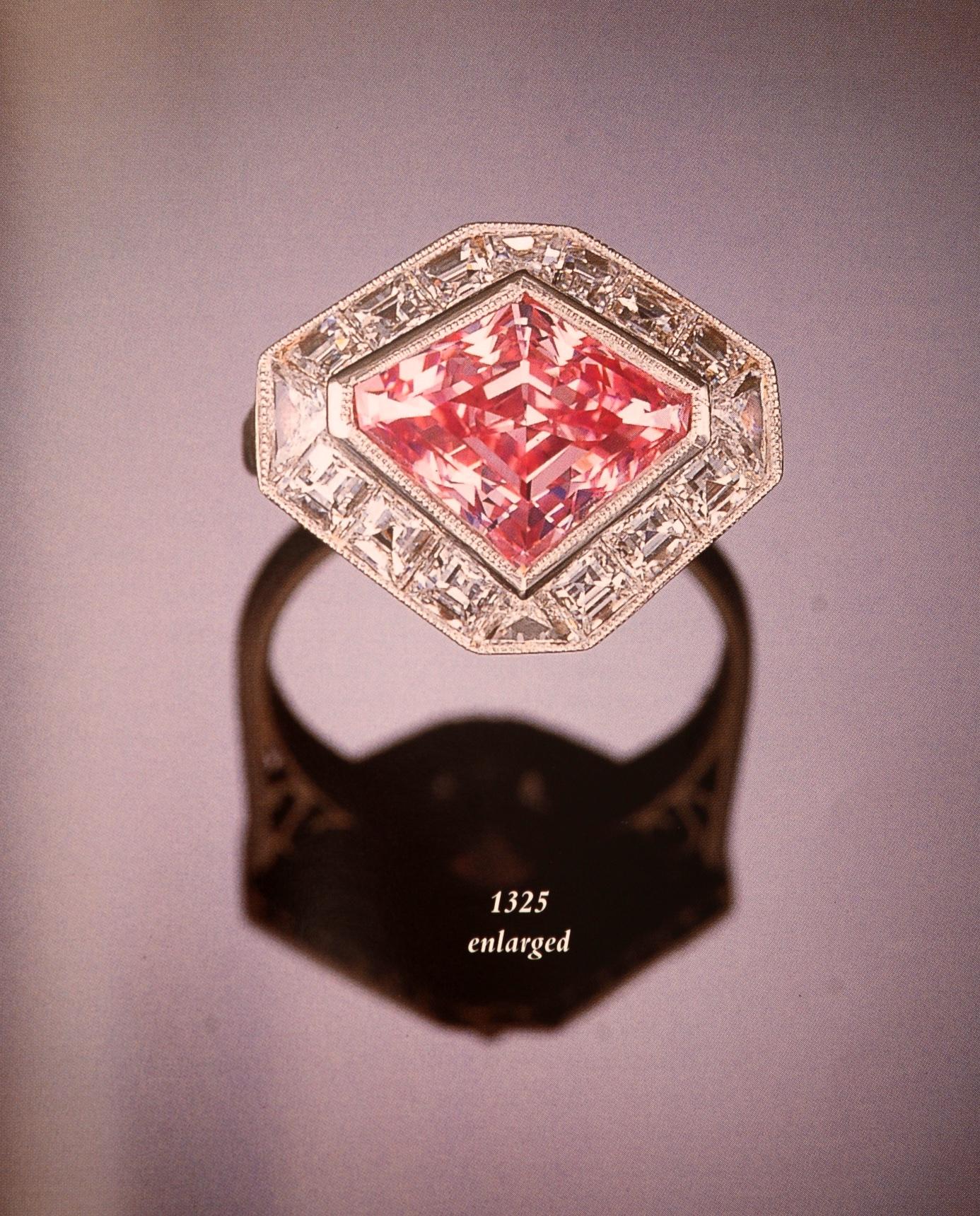 Christie's Hong Kong : magnifiques bijoux et montres dont une collection privée de diamants D/IF, 27 avril 1998. Première édition du catalogue à couverture souple avec 1325 lots sur 187pp. Tous les lots sont photographiés en couleur et entièrement