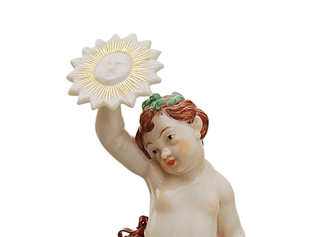 Nymphenburg è la manifattura di porcellana della famiglia reale bavarese. Questi putti sono realizzati e dipinti a mano a Nymphenburg da artigiani con un'ottima esperienza. Sono l'accento perfetto per le tue decorazioni natalizie. Sfoggiando lo