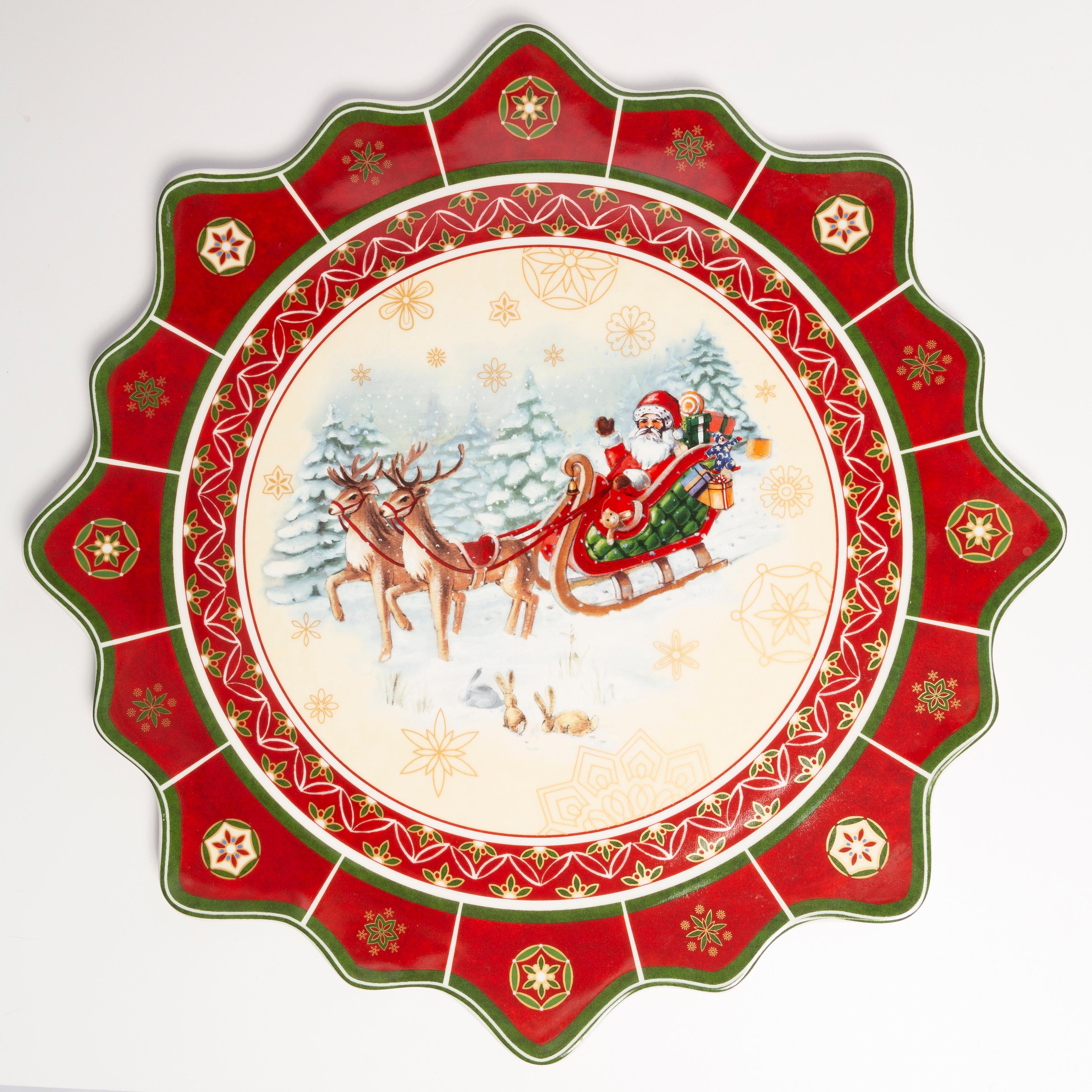 Der runde Teller Toy's Delight von Villeroy&Boch mit einem Durchmesser von 44 cm ist perfekt zum Servieren von Snacks, Kuchen, Fisch oder Aufschnitt. Eine große Platte mit dekorativen Rändern ist mit weihnachtlichen Motiven verziert, d. h. mit dem