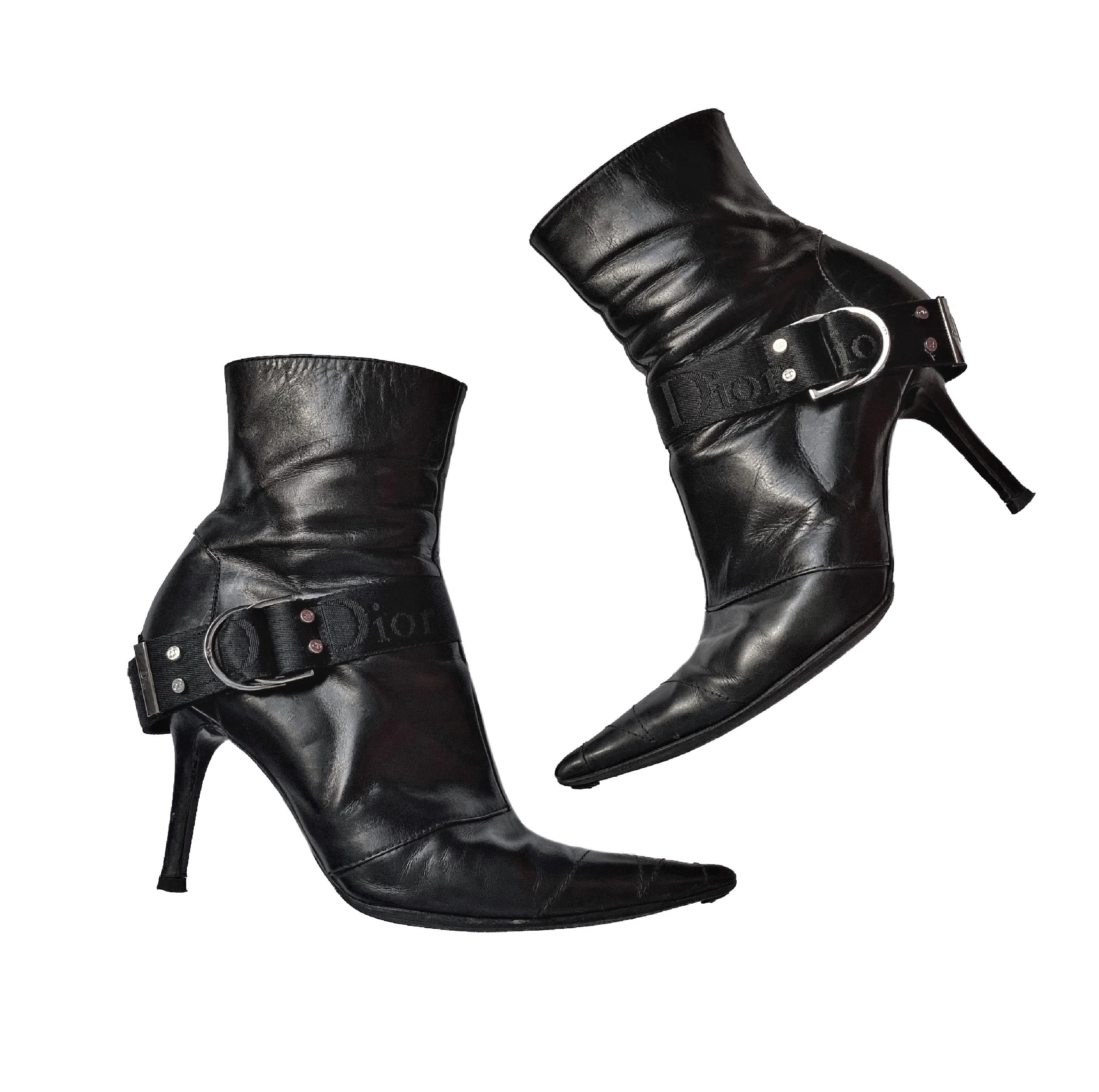 Christian Dior by John Galliano Herbst/Winter 2003 schwarze Lederstiefeletten mit Bondage-Logo-Riemen-Detail aus der 