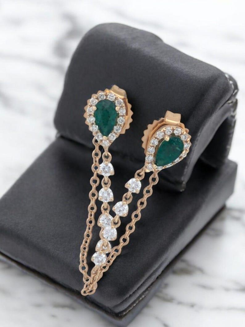 Entdecken Sie eine einzigartige Mischung aus Eleganz und Stil mit den Christina 14K Gelbgold Post Earrings. Diese Ohrringe sind mit natürlichen Smaragden und funkelnden Diamanten von 0,33 Karat Gesamtgewicht besetzt, die für einen luxuriösen und