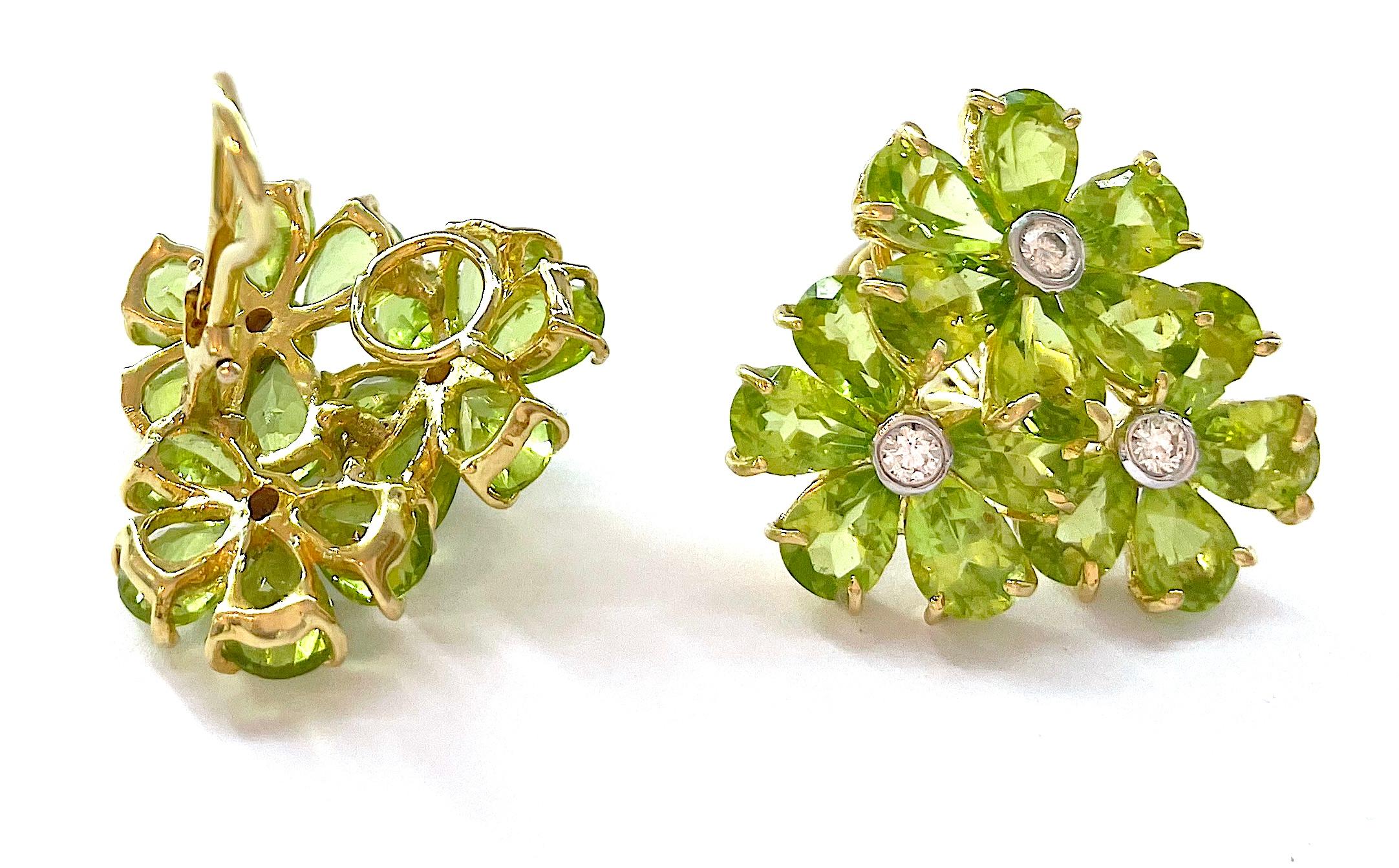 Contemporaneo Orecchini a grappolo con diamanti a fiore di peridoto di Christina Addison in vendita