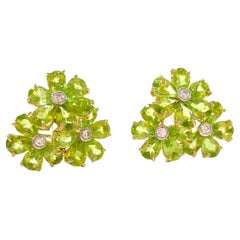 Orecchini a grappolo con diamanti a fiore di peridoto di Christina Addison
