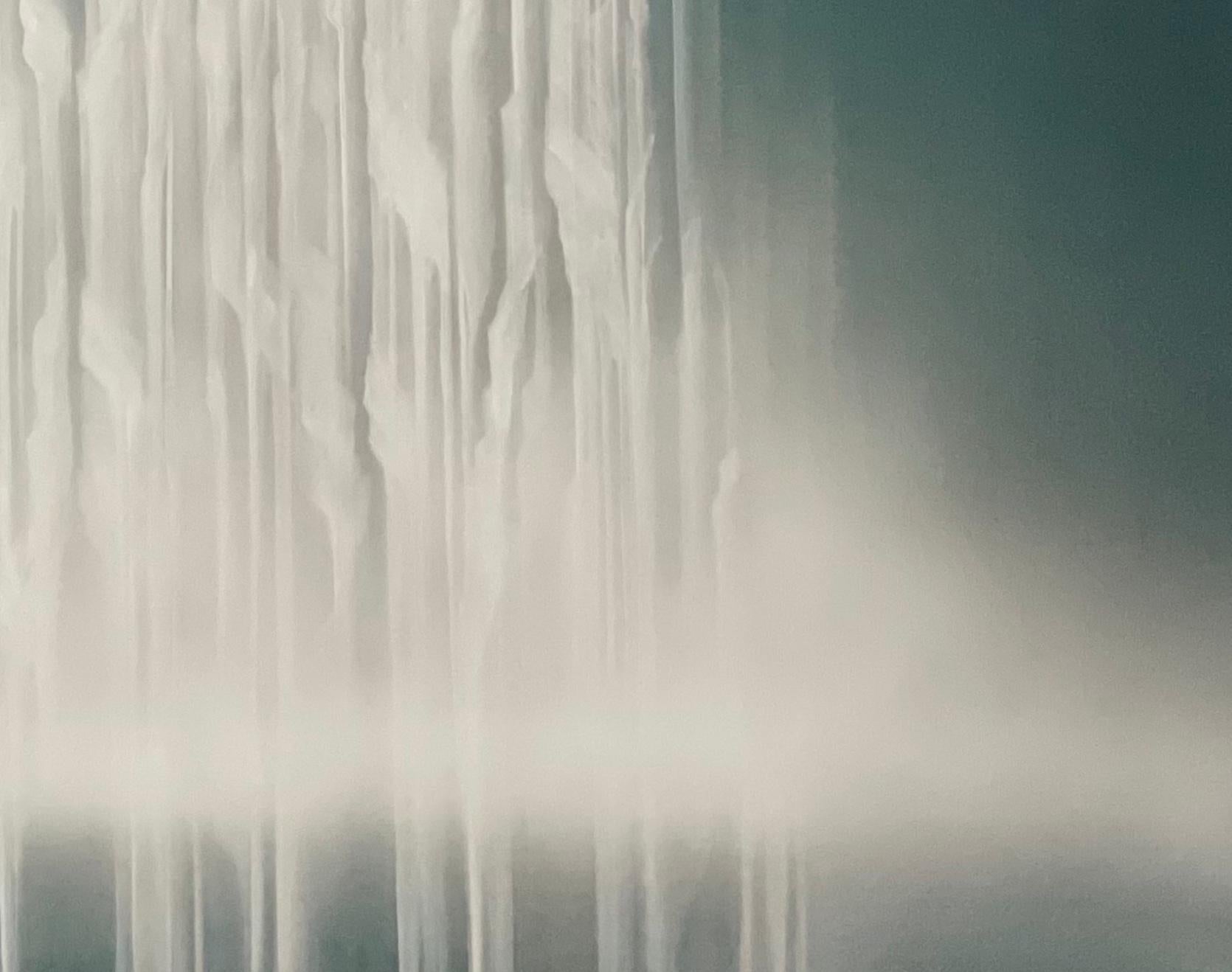 Christina Craemer è un'artista di Los Angeles che viaggia per il mondo fotografando l'acqua nelle sue molteplici forme, soprattutto le cascate. Combina innumerevoli immagini per creare una composizione di grande impatto.  Questa composizione viene