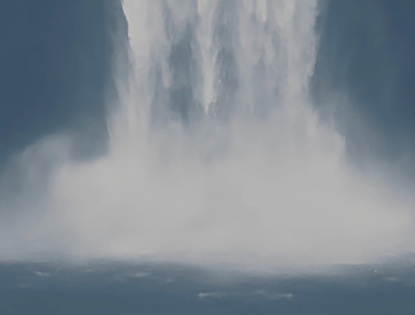 Christina Craemer è un'artista di Los Angeles che viaggia per il mondo fotografando l'acqua nelle sue molteplici forme, soprattutto le cascate. Combina innumerevoli immagini per creare una composizione di grande impatto.  Questa composizione viene