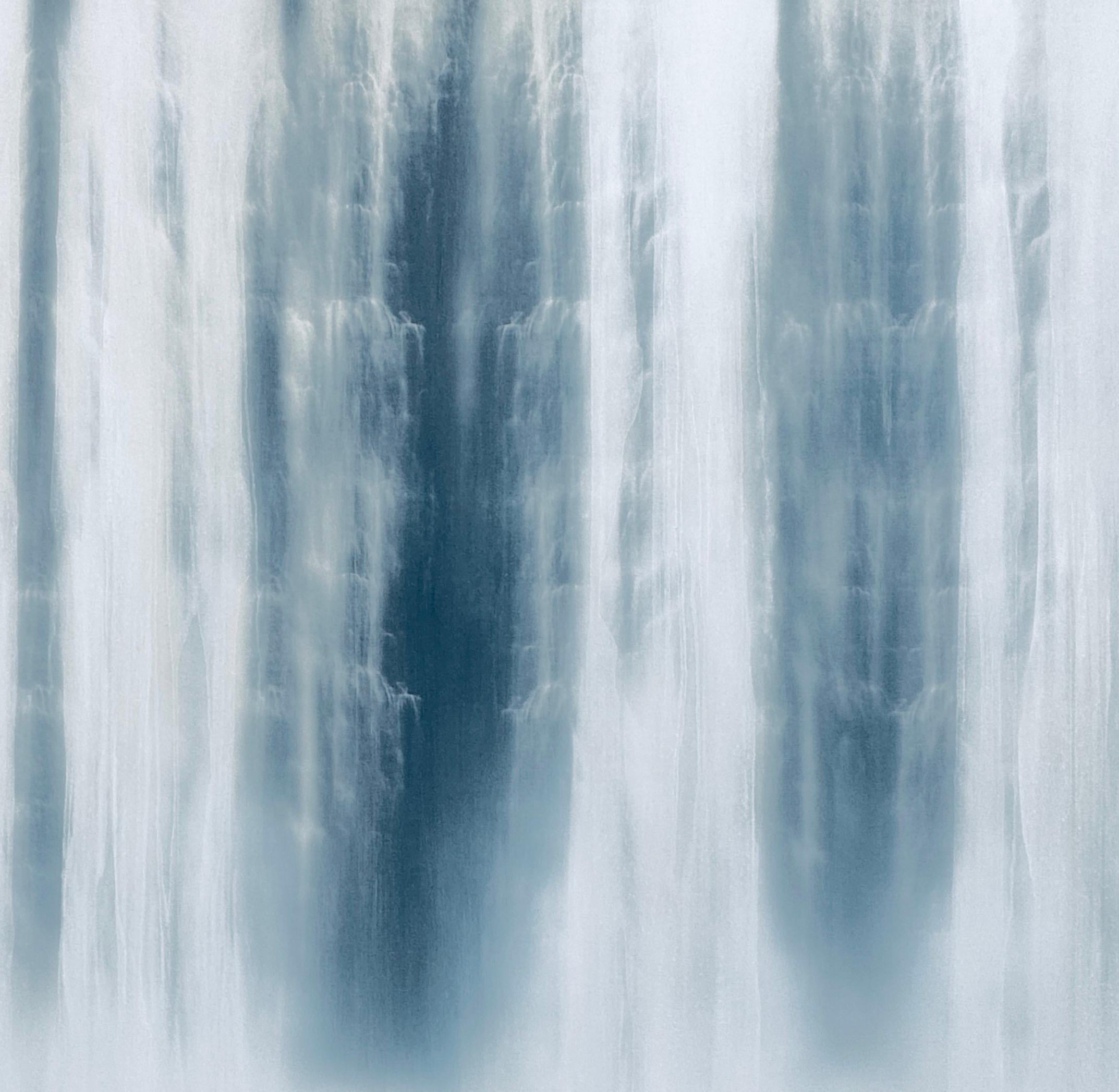 Christina Craemer è un'artista di Los Angeles che viaggia per il mondo fotografando l'acqua nelle sue molteplici forme, soprattutto le cascate. Combina innumerevoli immagini per creare una composizione di grande impatto.  Questa composizione viene