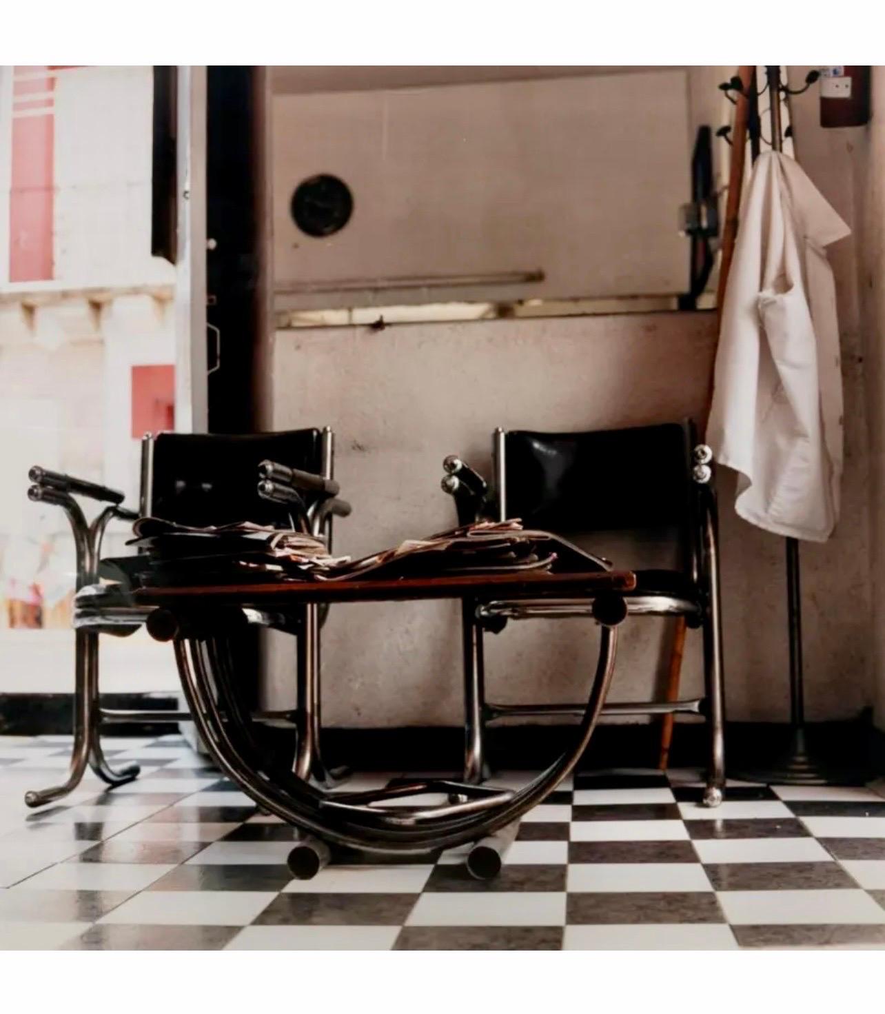 Grande photographie vintage contemporaine imprimée en C-Print couleur Photo Beauty Shop Interior  - Photograph de Christina Creutz