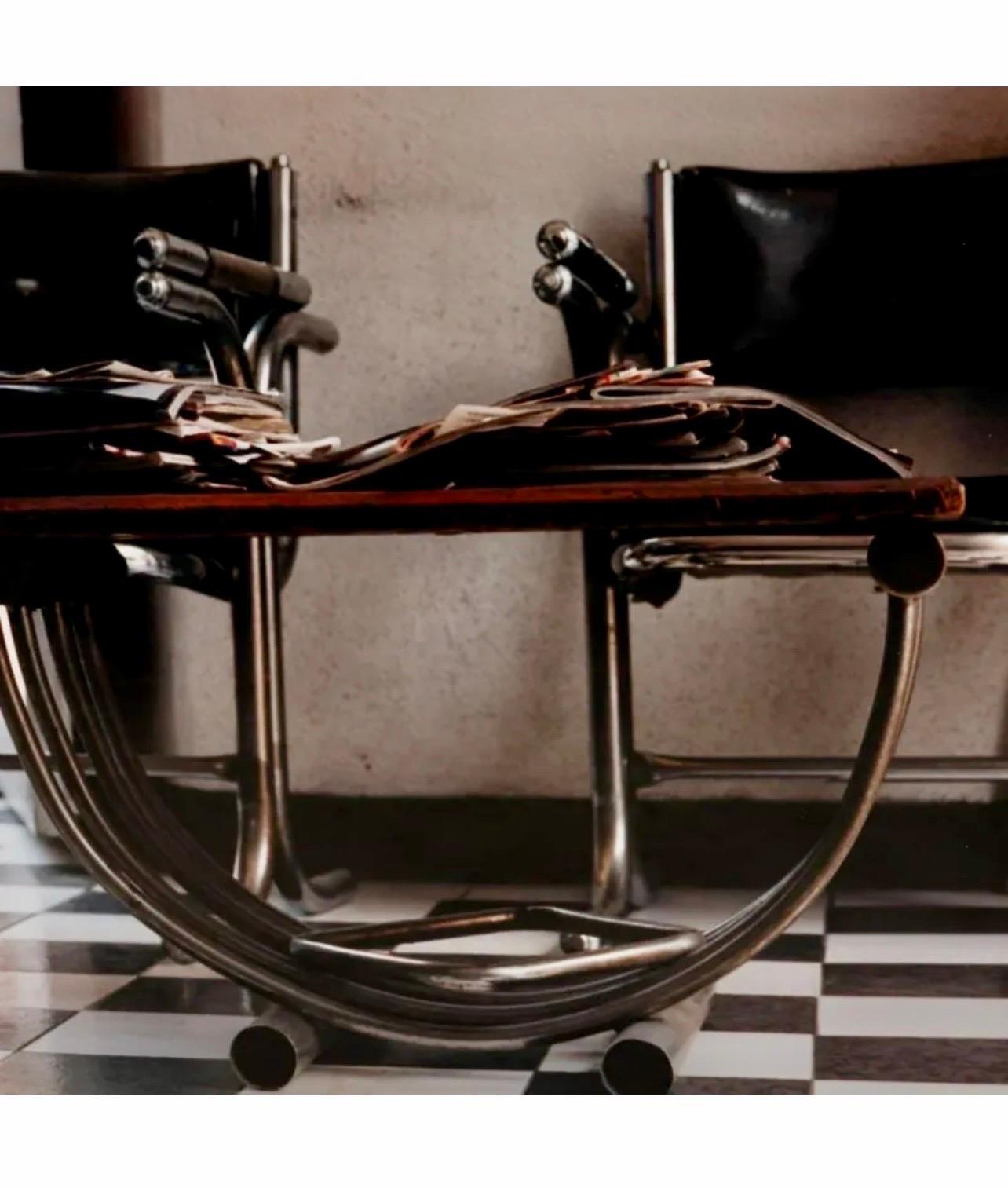 Grande fotografia contemporanea d'epoca A.I.C. a colori, interni di un negozio di bellezza - Color Photograph Grigio di Christina Creutz