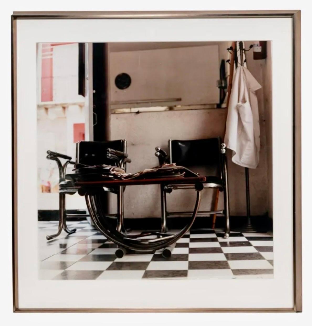 Color Photograph di Christina Creutz - Grande fotografia contemporanea d'epoca A.I.C. a colori, interni di un negozio di bellezza