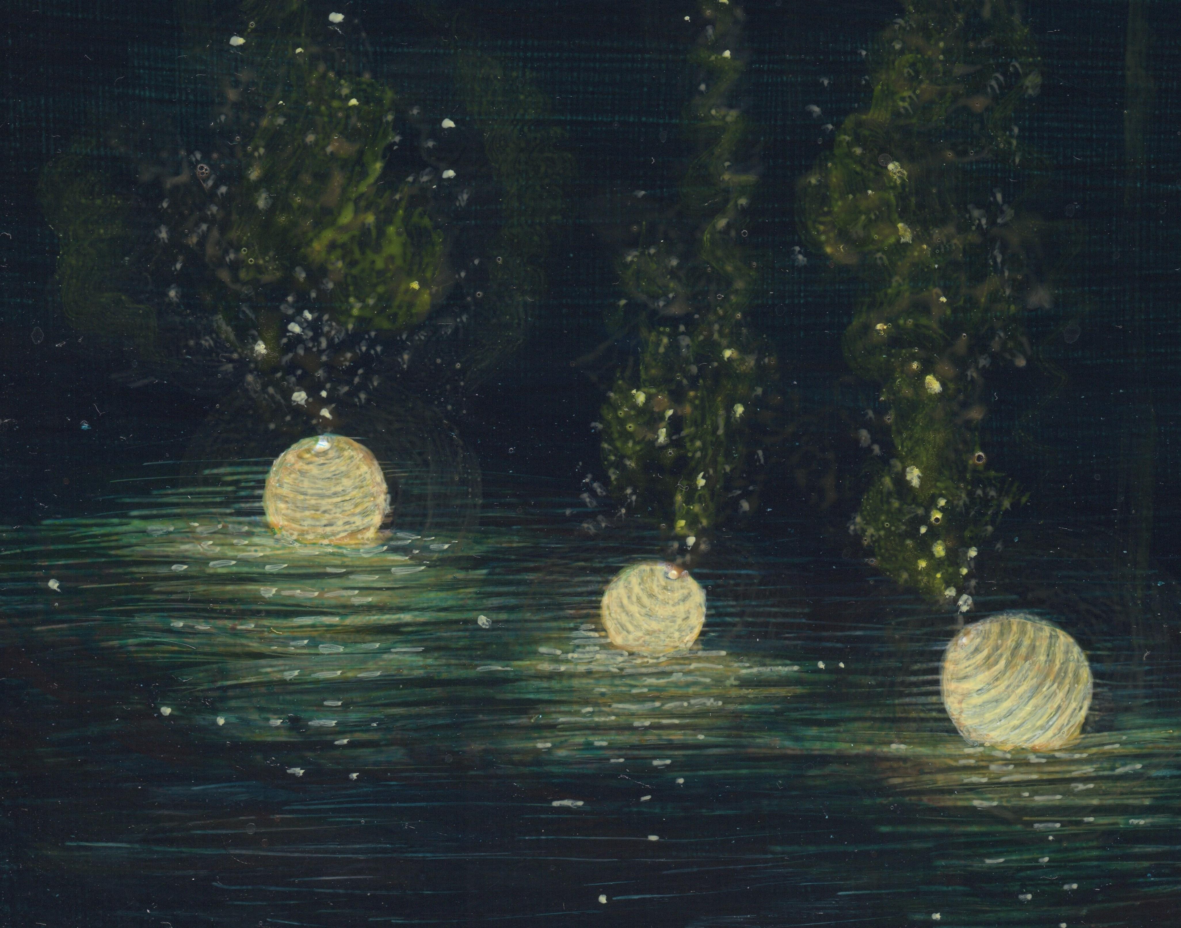 Ocean Pass, beleuchtete Papierlaternen auf dunklem Wasser, Acryl auf Tafel – Painting von Christina Haglid
