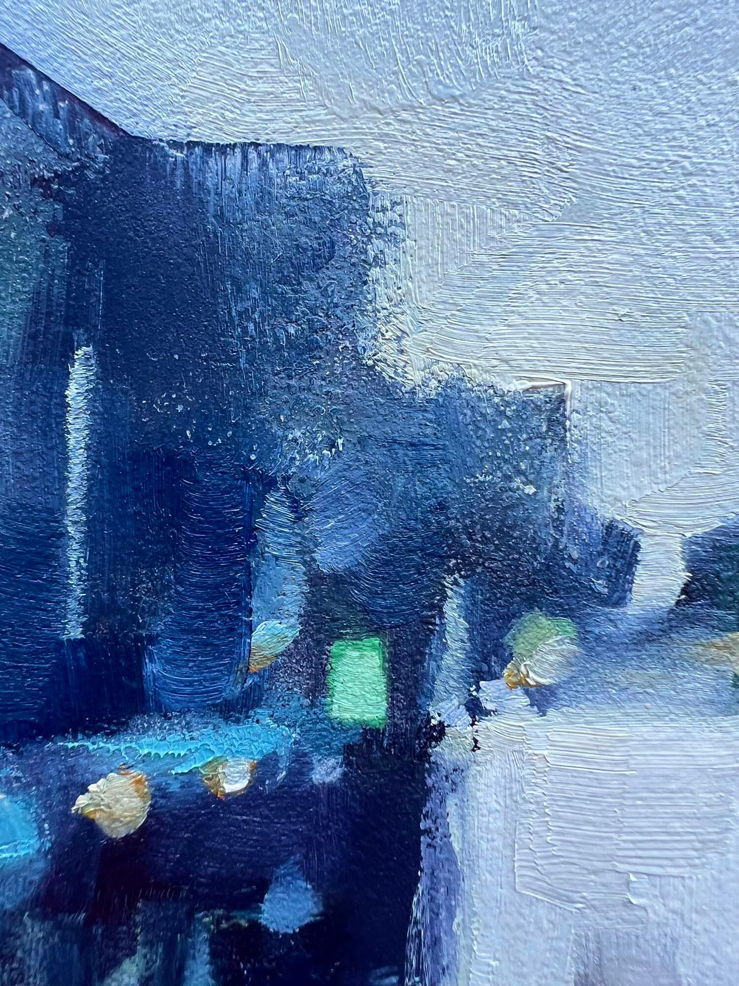 Zeitgenössische 10x8 Ölgemälde der regnerischen Stadt Straße mit Nebel und Figur – Painting von Christina Kent