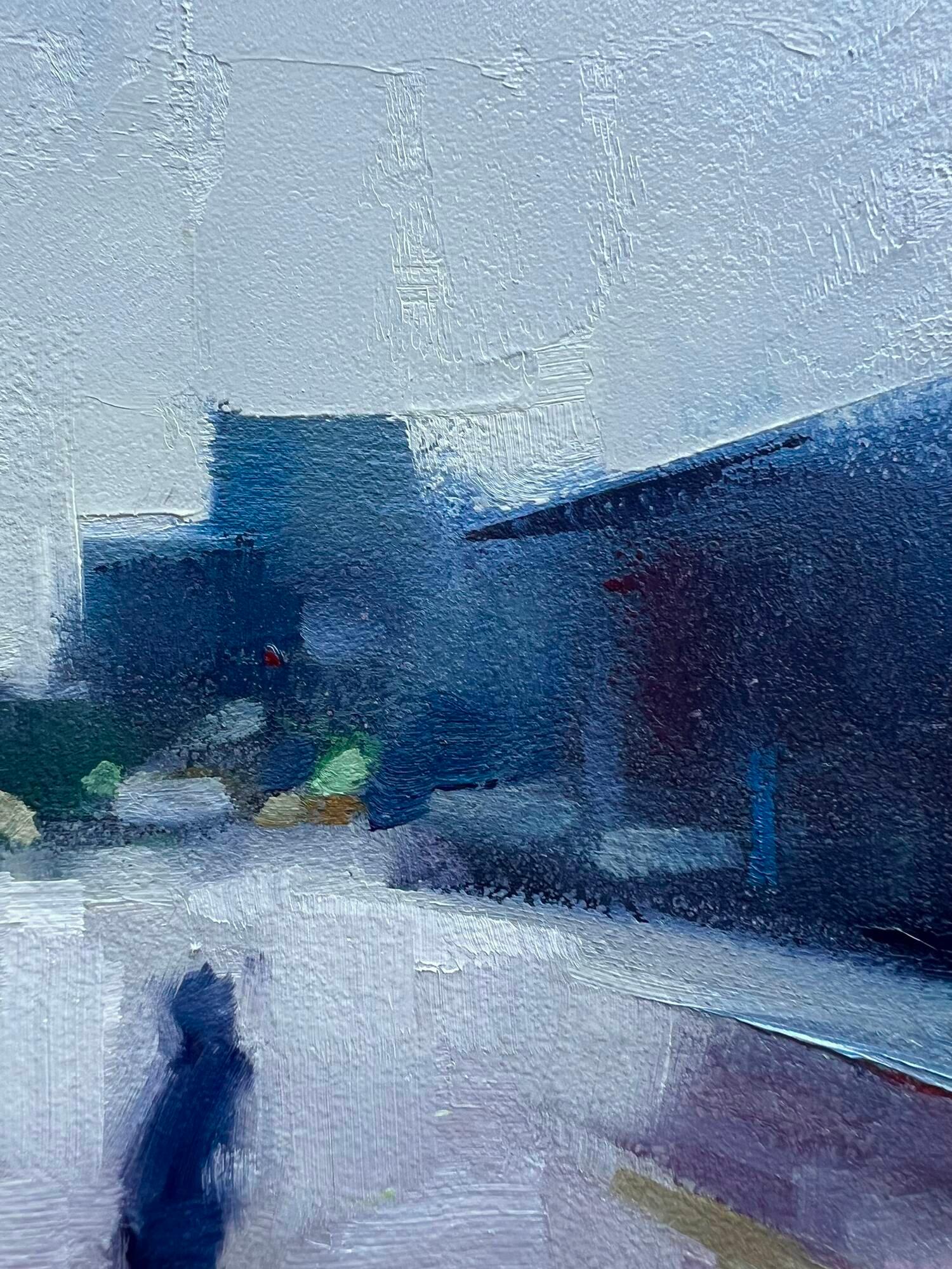 Zeitgenössische 10x8 Ölgemälde der regnerischen Stadt Straße mit Nebel und Figur (Realismus), Painting, von Christina Kent