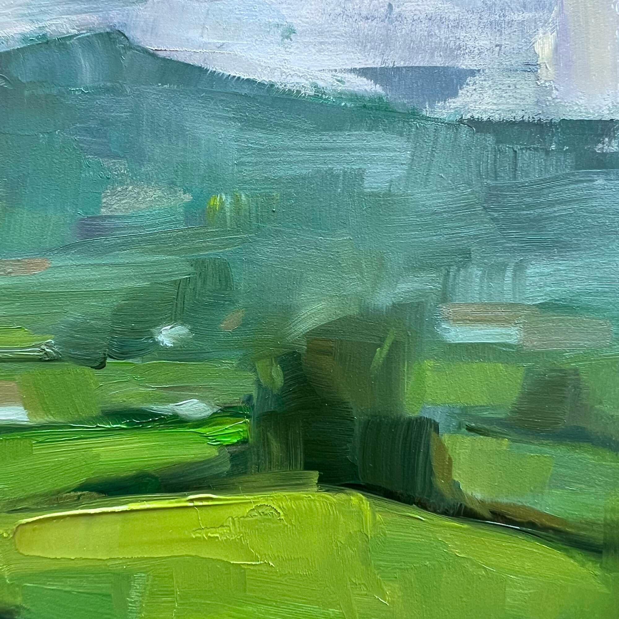 Asturias Fields ist ein Original-Ölgemälde im Format 8 x 8 Zoll auf einer flachen Platte, das die üppige, regengetränkte Landschaft von Asturien, Spanien, zeigt. Kräftige Grüntöne füllen die Komposition, in der Felder durch Steinmauern geteilt und