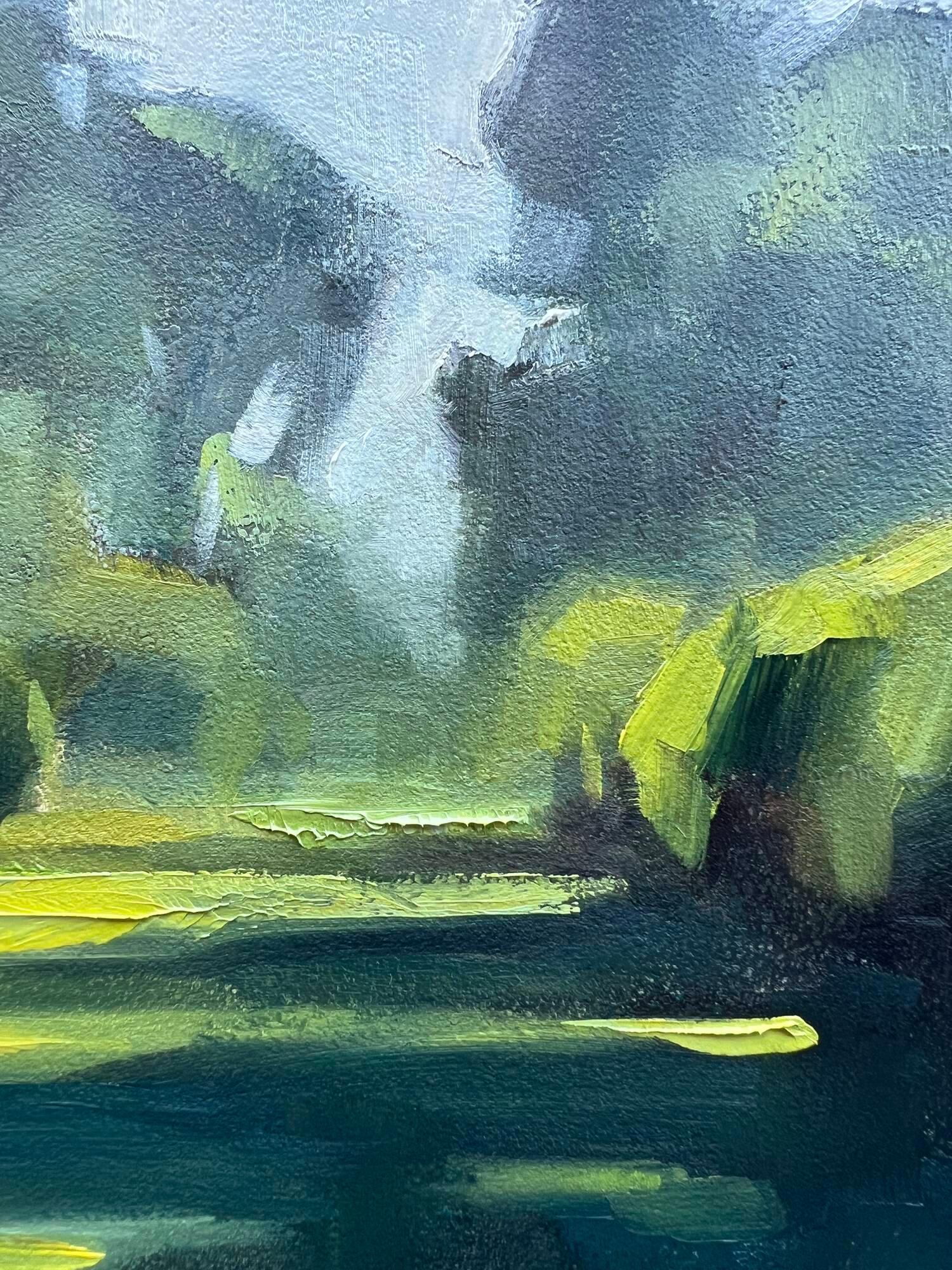Pequeño cuadro de paisaje contemporáneo verde prado tranquilo pintura al óleo - Landscape Painting Gris de Christina Kent