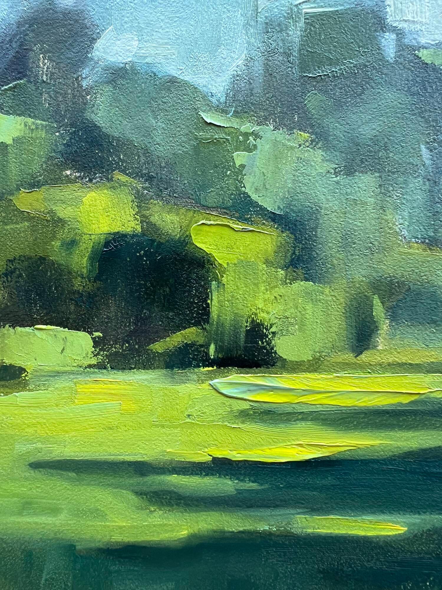 La Pradera de la Cadena de Lagos es una vibrante pintura al óleo de 8 x 10 pulgadas sobre panel plano, que celebra la apacible energía de una pradera iluminada por el sol en primavera o a principios de verano. Las expresivas marcas de espátula