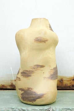 Christina Muff, vase sculptural en forme de bouteille en grès doré