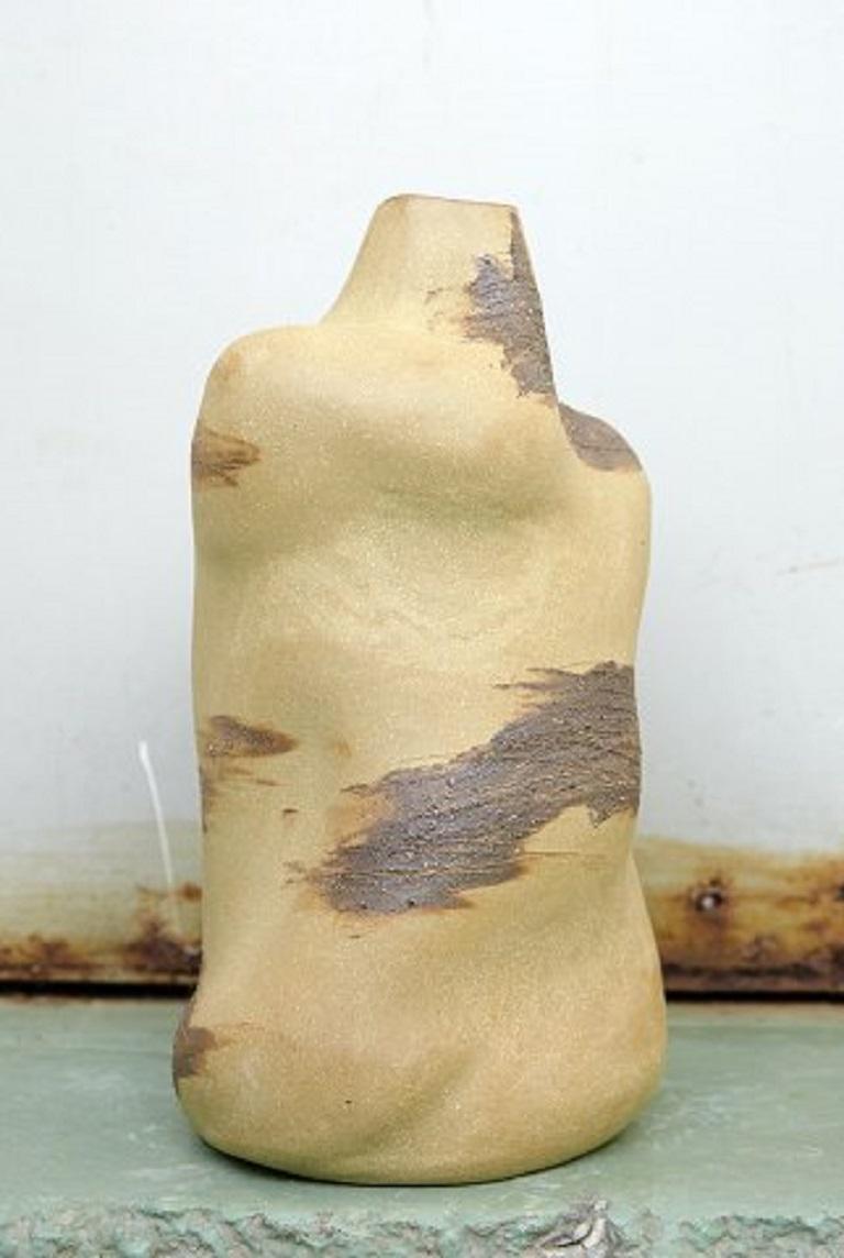 Organico moderno Christina Muff, Vaso scultoreo a forma di bottiglia in gres dorato in vendita