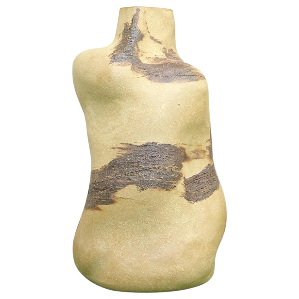 Christina Muff, plastische Vase in Flaschenform aus goldenem Steingut