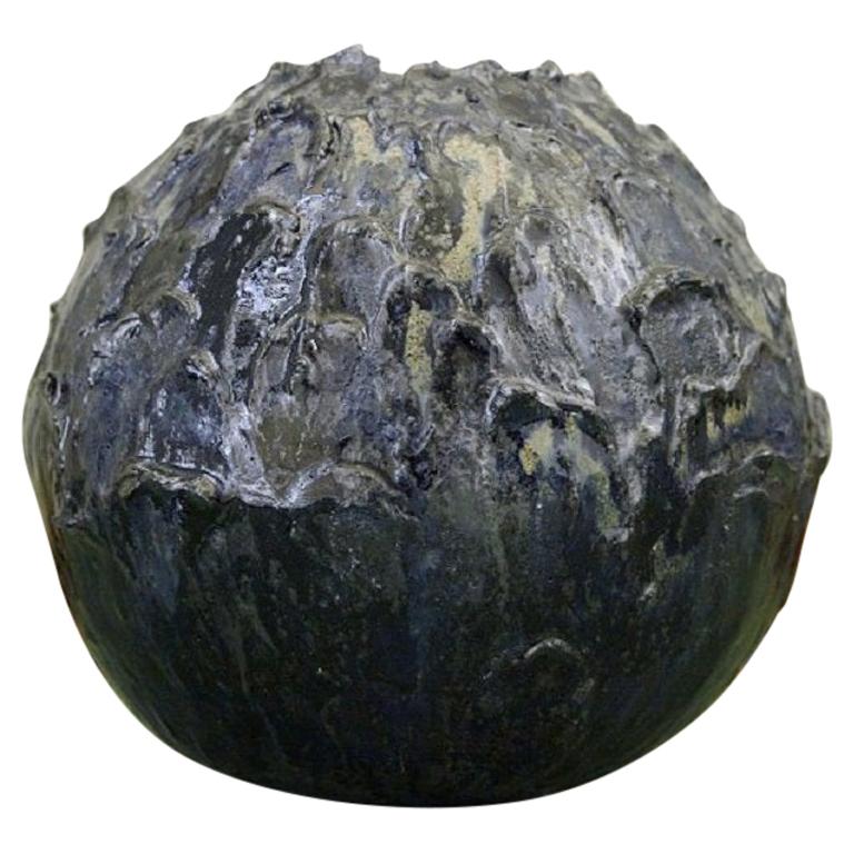 Christina Muff, dänische zeitgenössische Keramikerin (geb. 1971).
Handmodellierte Vase aus Steingut aus der Serie 'Seed'. Die Vase ist mit Ton dekoriert und hat eine schöne, dunkelblaue Glasur mit gelben Sprenkeln. Ein Unikat.
Vom Künstler