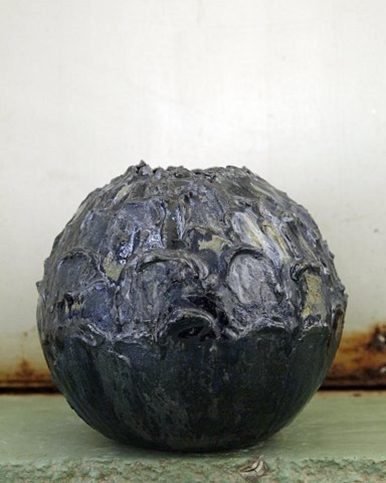 Christina Muff, handgefertigte Steingutvase aus der Seed-Serie (Organische Moderne) im Angebot