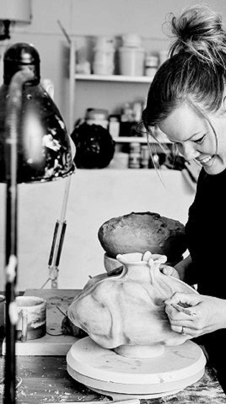 Christina Muff, handgefertigte Steingutvase aus der Seed-Serie im Angebot 3
