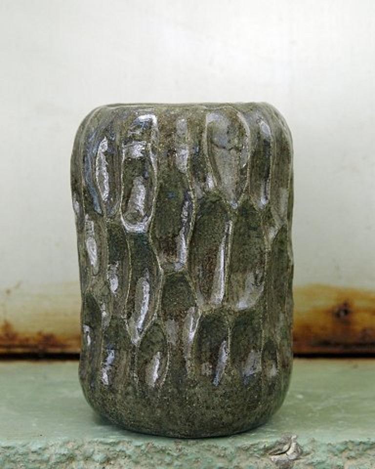 Organico moderno Christina Muff, Vaso di medie dimensioni in gres grigio scuro in vendita