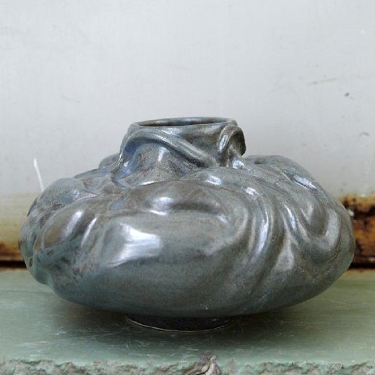 Christina Muff, dänische zeitgenössische Keramikerin (geb. 1971).
Skulpturale Vase aus Steinzeugton, ein Unikat. Dekoriert mit halbmatter stahlblauer Glasur, die gelegentlich in Braun übergeht. Teil der Serie Salt von Christina Muff.
Vom Künstler