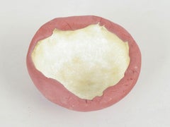Christina Muff, artiste contemporaine danoise. Coupe en grès rouge sur pied. 2025