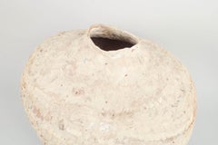 Christina Muff artista danesa contemporánea. Vasija redonda de barro de gres reutilizado