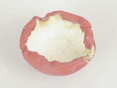 Christina Muff, artiste contemporaine danoise. Petit bol en grès rouge sur pied.