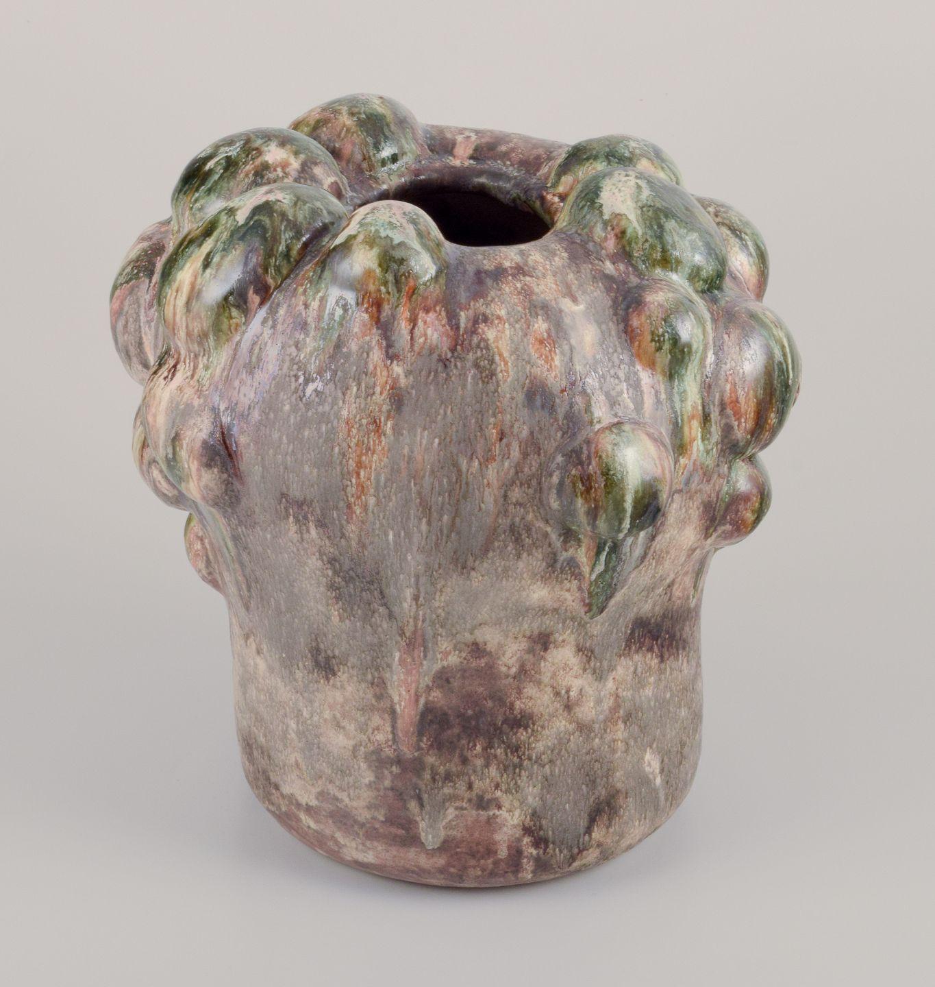 Danois Christina Muff, artiste contemporaine danoise. Vase en grès de forme organique. en vente