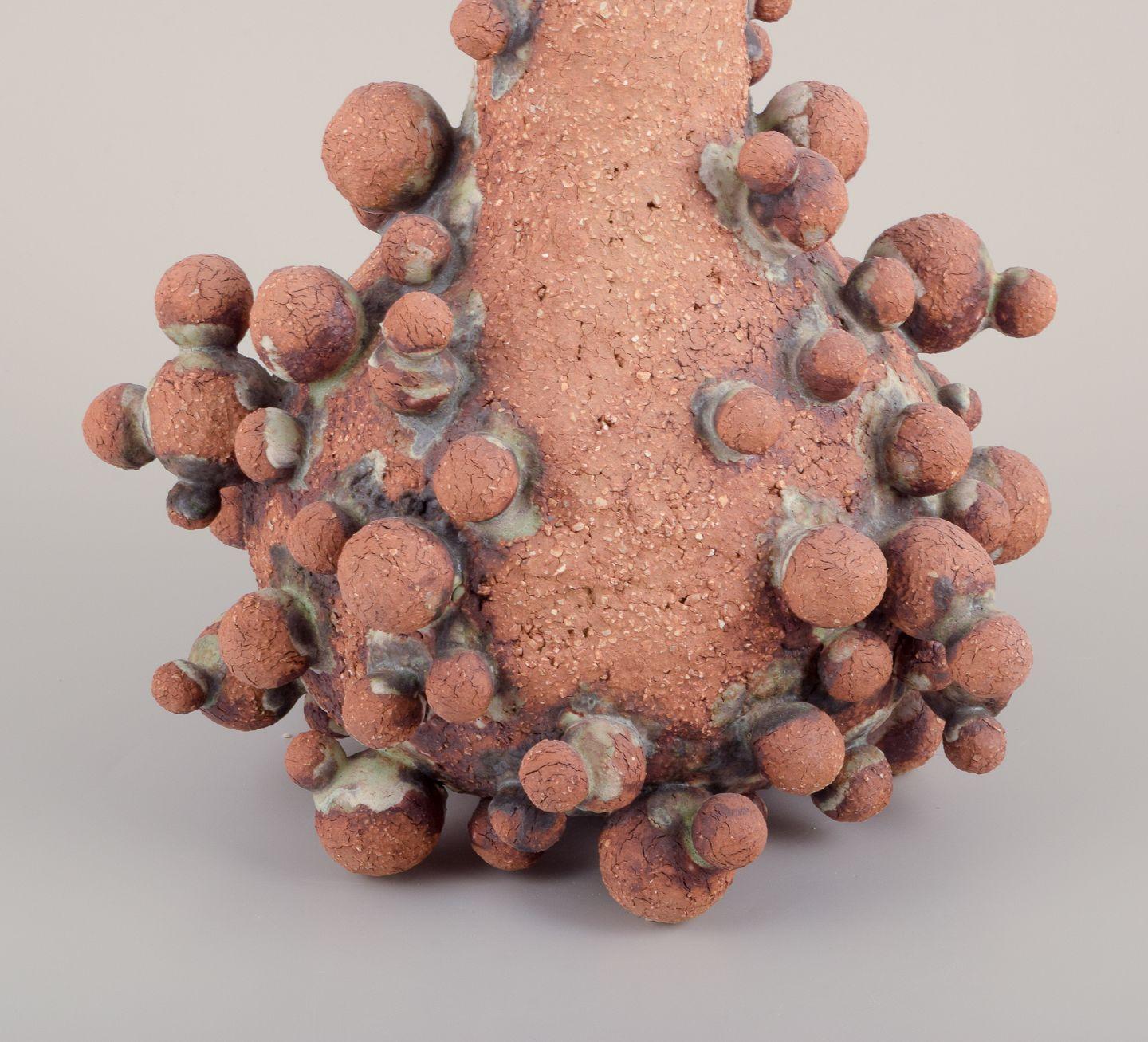 Christina Muff, zeitgenössische dänische Künstlerin. Hohes Gefäß, bedeckt mit Tonkugeln. (Dänisch) im Angebot