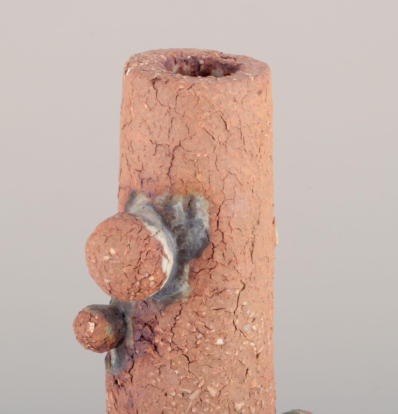 Christina Muff, zeitgenössische dänische Künstlerin. Hohes Gefäß, bedeckt mit Tonkugeln. (Glasiert) im Angebot