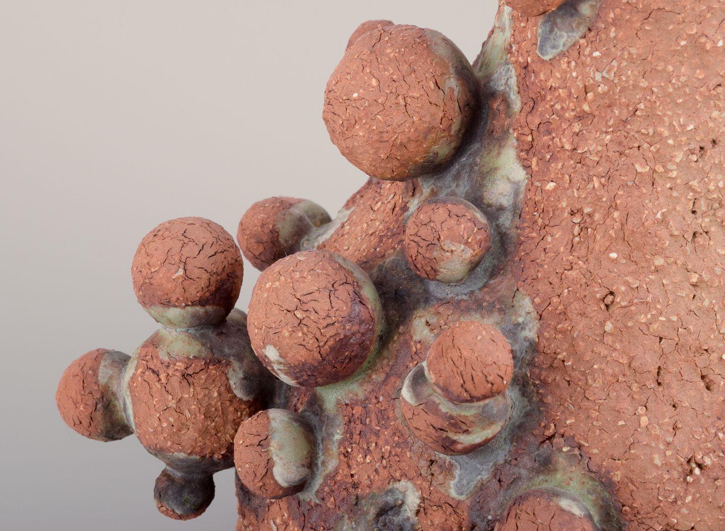 Christina Muff, zeitgenössische dänische Künstlerin. Hohes Gefäß, bedeckt mit Tonkugeln. im Zustand „Hervorragend“ im Angebot in København, Copenhagen