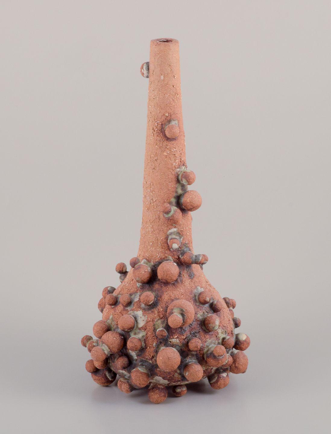 Christina Muff, zeitgenössische dänische Künstlerin. Hohes Gefäß, bedeckt mit Tonkugeln. (21. Jahrhundert und zeitgenössisch) im Angebot