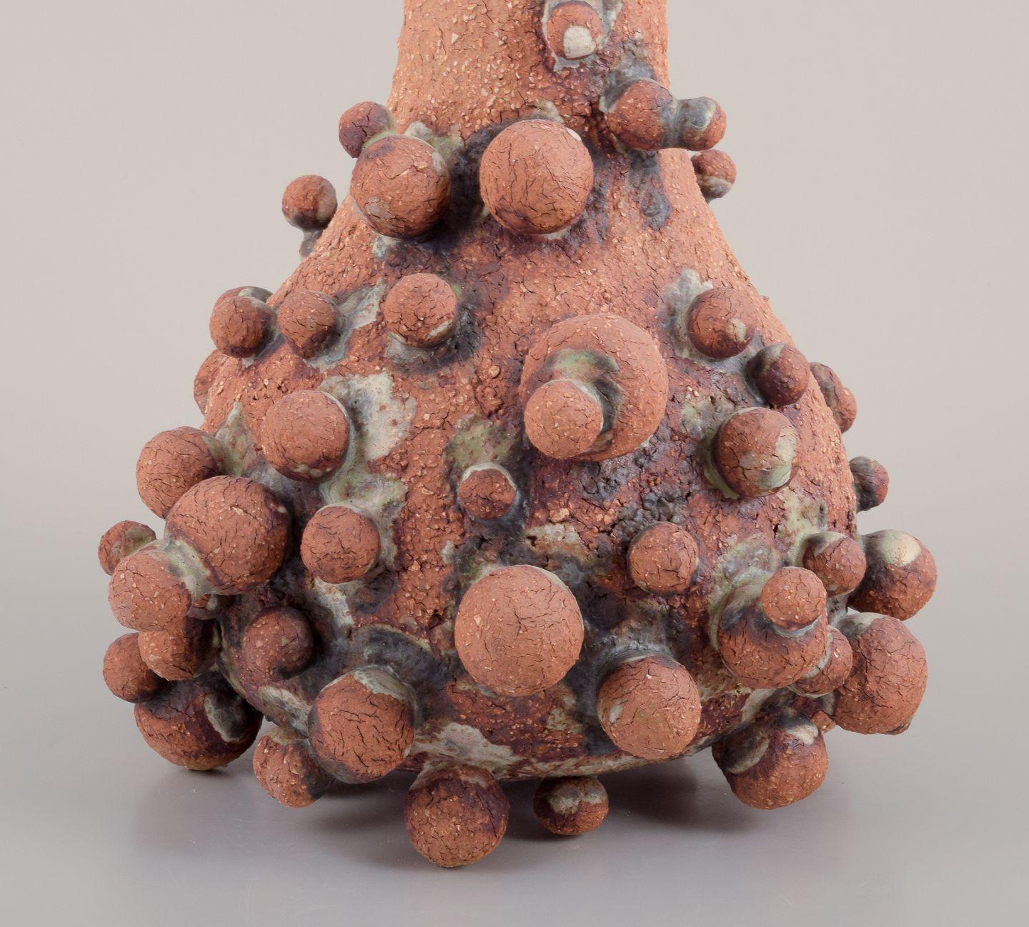 Christina Muff, zeitgenössische dänische Künstlerin. Hohes Gefäß, bedeckt mit Tonkugeln. (Keramik) im Angebot