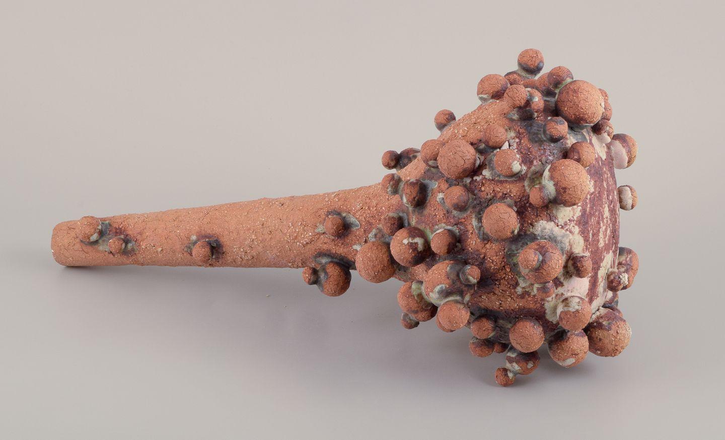 Christina Muff, zeitgenössische dänische Künstlerin. Hohes Gefäß, bedeckt mit Tonkugeln. im Angebot 1