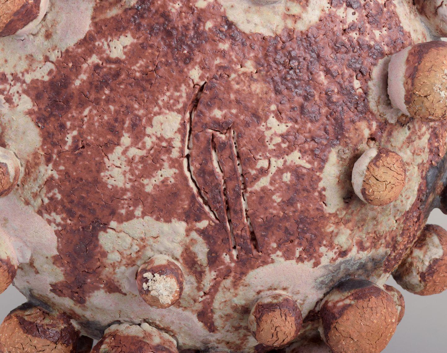 Christina Muff, zeitgenössische dänische Künstlerin. Hohes Gefäß, bedeckt mit Tonkugeln. im Angebot 2